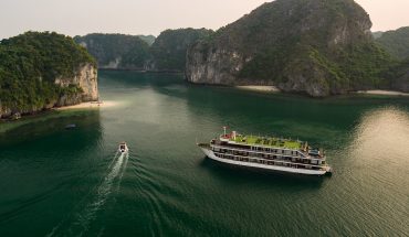 Khám phá Vịnh Hạ Long – Lan Hạ trên Du thuyền La Casta 2 Ngày 1 Đêm.